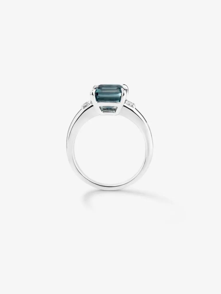 Anillo de plata 925 con topacio azul london en talla esmeralda de 3,74 cts y 2 diamantes en talla brillante con un total de 0,09 cts