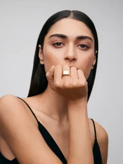 Anillo de sello grande de oro amarillo de 18K