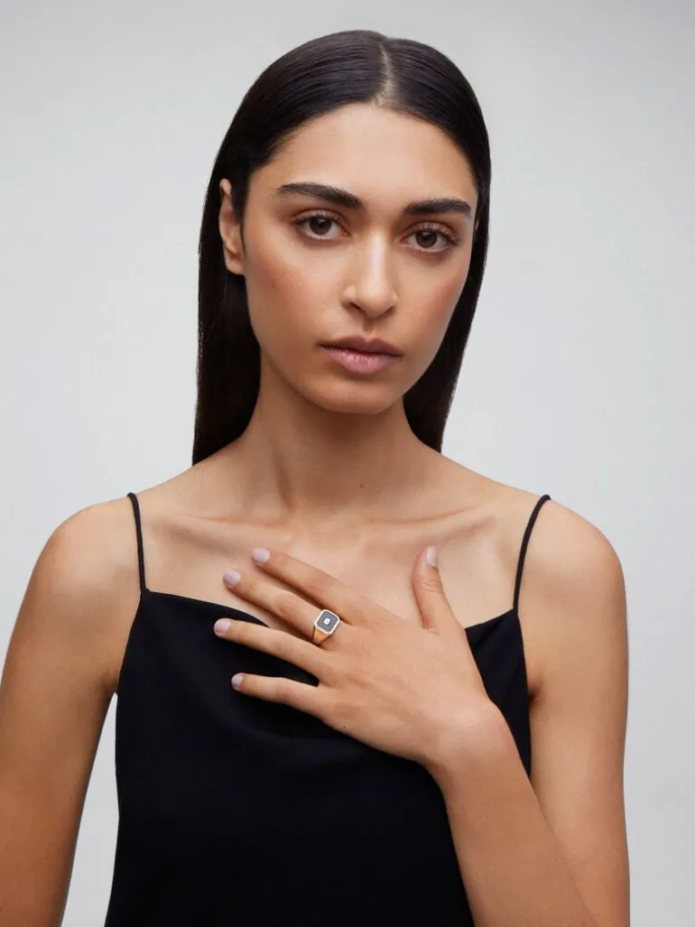 Anillo de sello grande de oro amarillo de 18K con ónix negro y diamante de 0,17 cts