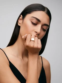Anillo de sello grande de oro amarillo de 18K