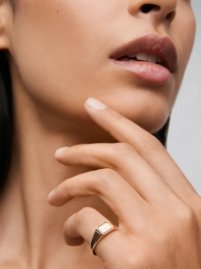 Anillo de sello pequeño de oro amarillo de 18K