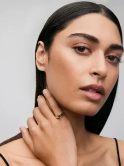 Anillo de sello peque&ntilde;o de oro amarillo de 18K con malaquita verde de 0,2 cts y diamante en talla brillante de 0,01 cts