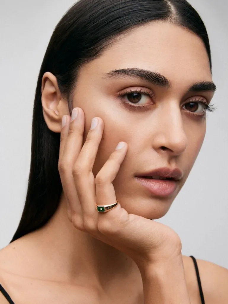 Anillo de sello pequeño de oro amarillo de 18K con malaquita verde de 0,2 cts y diamante en talla brillante de 0,01 cts