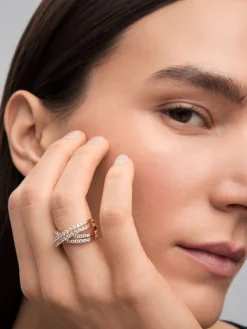 Anillo doble cruzado de oro amarillo de 18K con 52 diamantes en talla brillante con un total de 1,13 cts