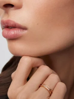 Anillo doble de oro rosa de 18K con 7 diamantes en talla brillante con un total de 0,1 cts