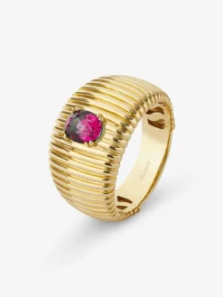 Anillo gallonado de oro amarillo de 18K con rubí en talla oval
