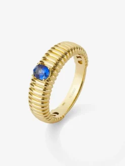 Anillo gallonado de oro amarillo de 18K con zafiro en talla oval