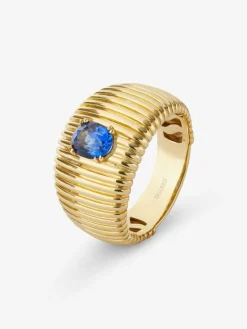 Anillo gallonado de oro amarillo de 18K con zafiro azul en talla oval