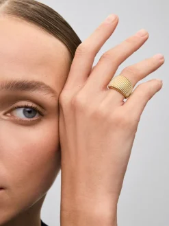 Anillo gallonado de oro amarillo de 18k