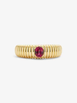 Anillo gallonado de oro amarillo de 18K con rub&iacute; en talla oval