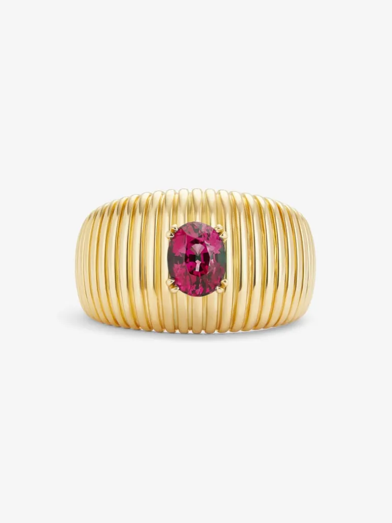 Anillo gallonado de oro amarillo de 18K con rubí en talla oval