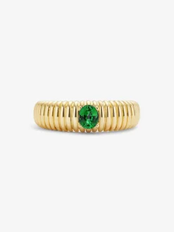 Anillo gallonado de oro amarillo de 18K con esmeralda verde en talla oval