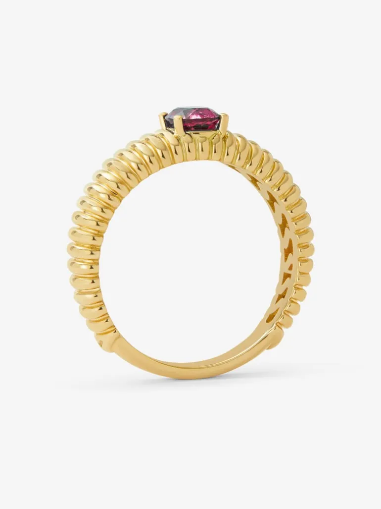Anillo gallonado de oro amarillo de 18K con rubí en talla oval