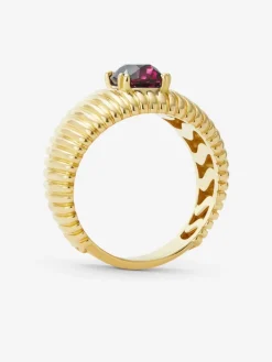 Anillo gallonado de oro amarillo de 18K con rubí en talla oval