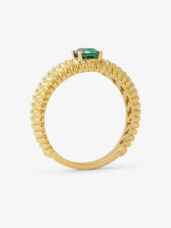 Anillo gallonado de oro amarillo de 18K con esmeralda verde en talla oval