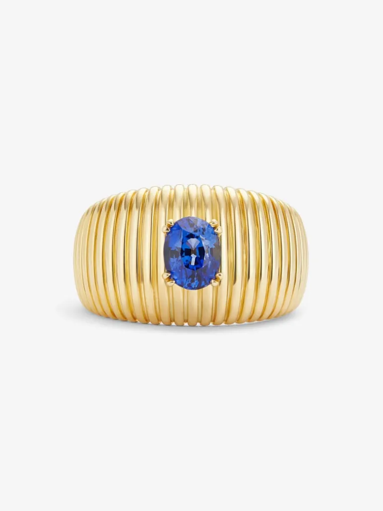 Anillo gallonado de oro amarillo de 18K con zafiro azul en talla oval