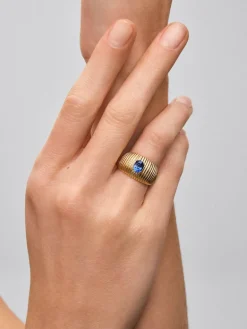 Anillo gallonado de oro amarillo de 18K con zafiro azul en talla oval