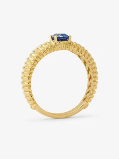 Anillo gallonado de oro amarillo de 18K con zafiro en talla oval