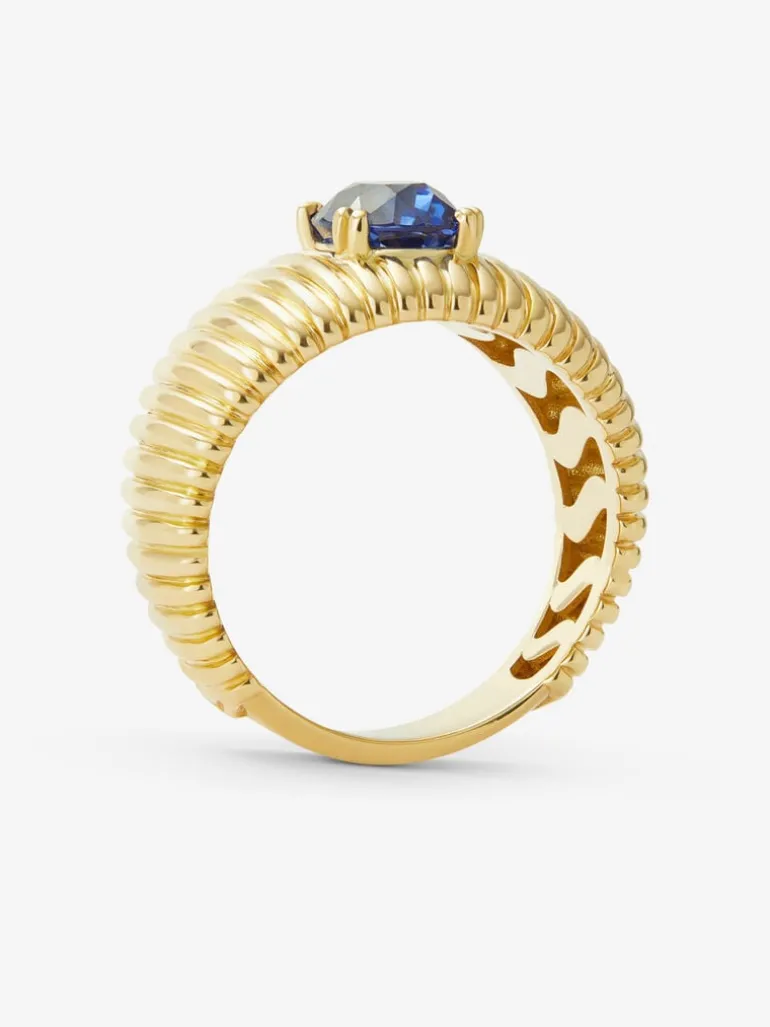 Anillo gallonado de oro amarillo de 18K con zafiro azul en talla oval