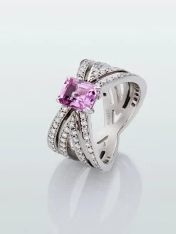 Anillo multibrazo de oro blanco de 18K con zafiro rosa en talla octogonal de 1,62 cts y diamantes en talla brillante con un total de 1,11 cts