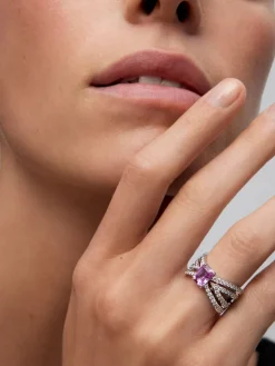 Anillo multibrazo de oro blanco de 18K con zafiro rosa en talla octogonal de 1,62 cts y diamantes en talla brillante con un total de 1,11 cts