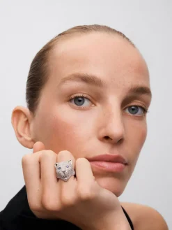 Anillo puma de oro blanco de 18kt con diamantes y zafiros azules
