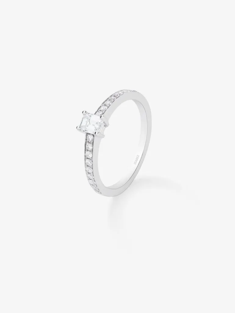 Anillo solitario de compromiso de oro blanco de 18K con diamantes