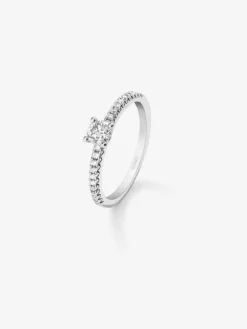 Anillo solitario de compromiso de oro blanco de 18K con diamantes