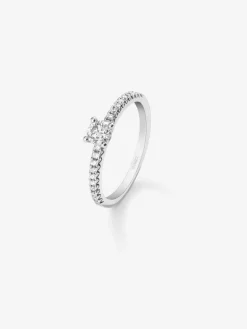 Anillo solitario de compromiso de oro blanco de 18K con diamantes