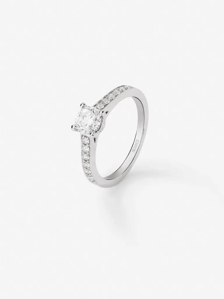 Anillo solitario de compromiso de oro blanco de 18K con diamantes