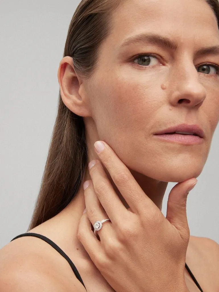 Anillo solitario de compromiso de oro blanco de 18K con diamantes