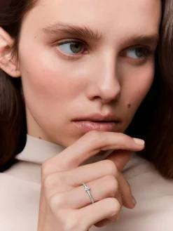 Anillo solitario de compromiso de oro blanco de 18K con diamantes
