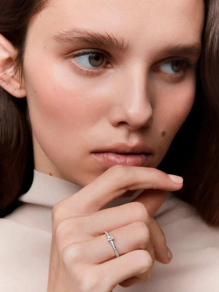 Anillo solitario de compromiso de oro blanco de 18K con diamantes