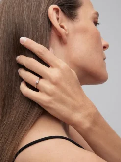 Anillo solitario de compromiso de oro blanco de 18K con diamantes