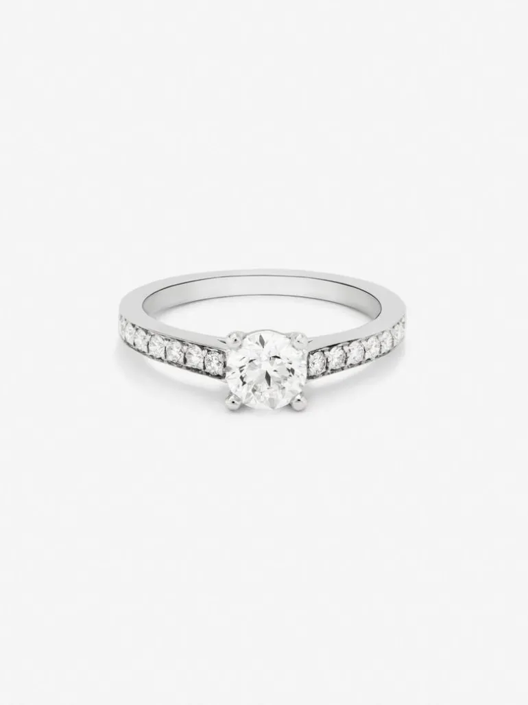 Anillo solitario de compromiso de oro blanco de 18K con diamantes