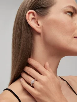 Anillo solitario de compromiso de oro blanco de 18K con diamantes