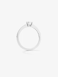 Anillo solitario de compromiso de oro blanco de 18K con diamantes
