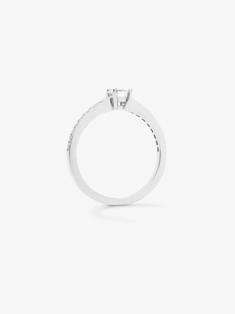 Anillo solitario de compromiso de oro blanco de 18K con diamantes