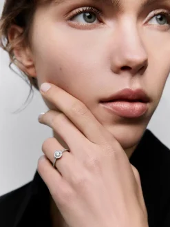 Anillo solitario de compromiso de oro blanco de 18K con orla de diamantes