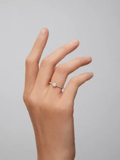 Anillo solitario de compromiso de oro blanco de 18K con diamantes