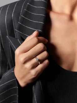 Anillo solitario de compromiso de oro blanco de 18K con diamante central de 0,7 quilates