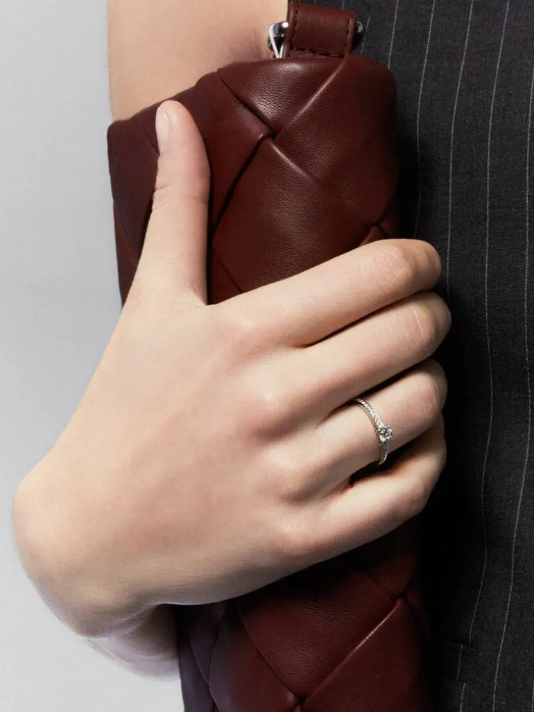 Anillo solitario de compromiso de oro blanco de 18K con diamantes