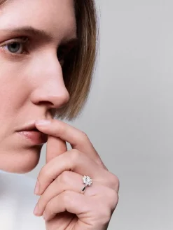 Anillo solitario de compromiso de oro blanco de 18K con diamantes