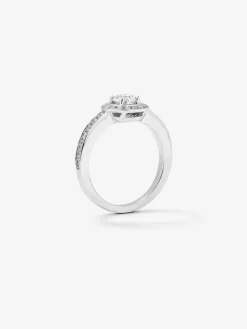 Anillo solitario de compromiso de oro blanco de 18K con diamantes