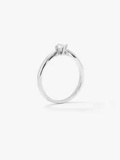 Anillo solitario de compromiso de oro blanco de 18K con diamantes