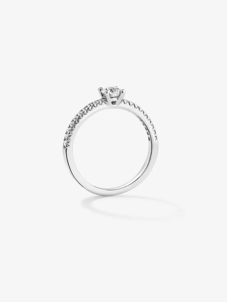 Anillo solitario de compromiso de oro blanco de 18K con diamantes