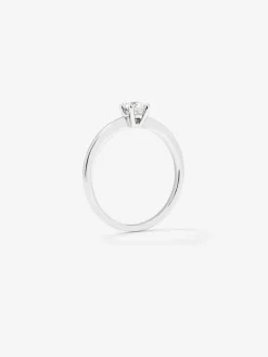 Anillo solitario de compromiso de oro blanco de 18K con orla de diamantes