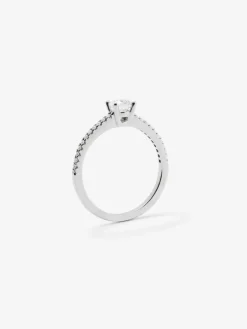 Anillo solitario de compromiso de oro blanco de 18K con diamantes