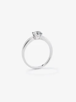 Anillo solitario de compromiso de oro blanco de 18K con diamantes