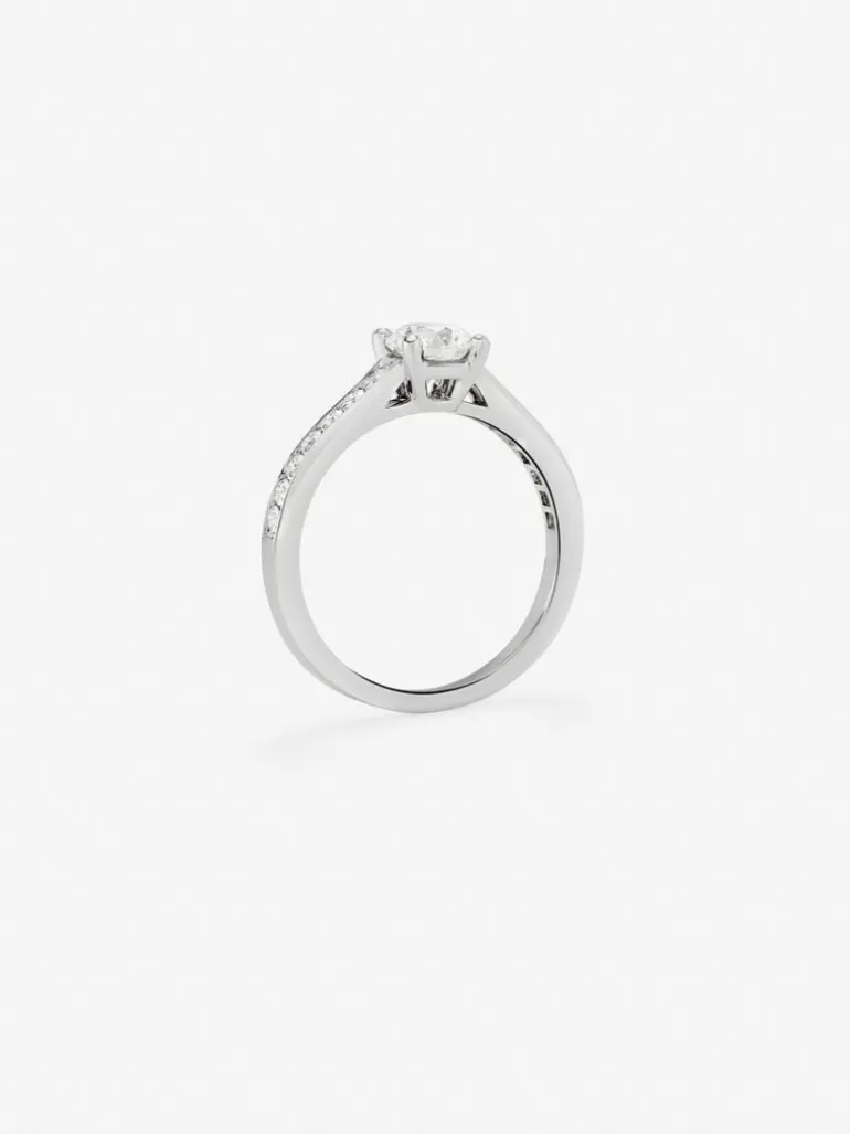 Anillo solitario de compromiso de oro blanco de 18K con diamantes